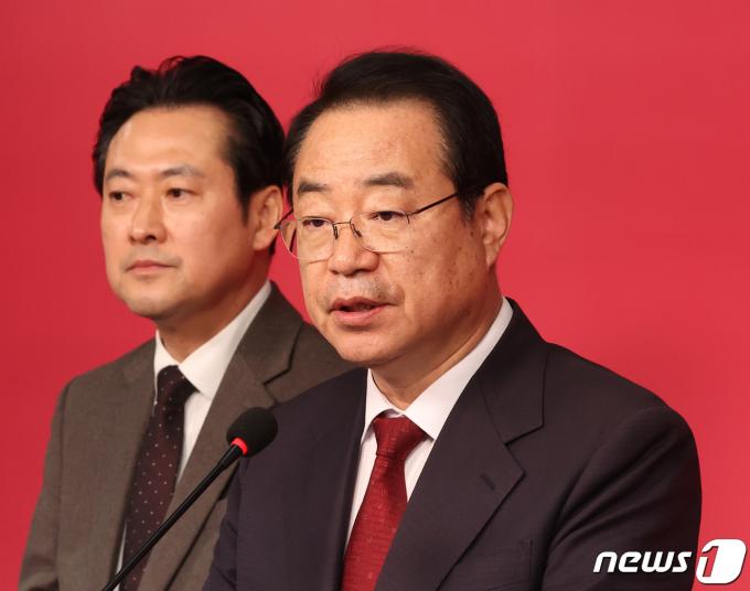 정영환 국민의힘 공천관리위원장이 15일 오전 서울 여의도 중앙당사에서 제7차 공관위 회의에서 결정된 단수공천 심사 결과를 발표하고 있다. 2024.2.15/뉴스1 ⓒ News1 송원영 기자