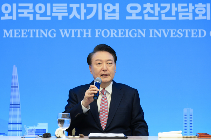 지난 15일 제주 서귀포 화물선 침몰 사고에 대해 윤석열 대통령이 "배에 있는 사람을 살리는 것을 최우선으로 하라"고 긴급 지시했다. 사진은 지난 14일 윤 대통령이 서울 중구 대한상공회의소 챔버라운지에서 열린 외국인 투자기업 오찬 간담회에서 발언 중인 모습. /사진=뉴스1(대통령실 제공) 