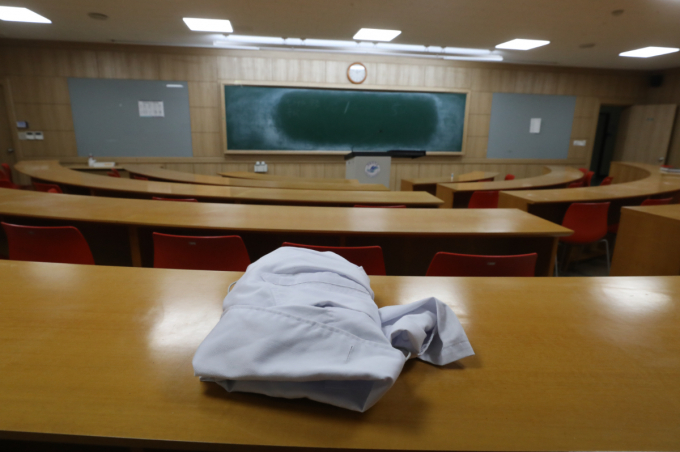 빅5병원 전공의가 19일 휴직서 제출과 함께 20일 오전 6시부터 병원근무를 중단하기로 했다. 지난 15일 강원도 춘천시 한림대학교 의과대학 강의실에 의사가운이 놓여 있다. /사진=뉴스1 이승배 기자