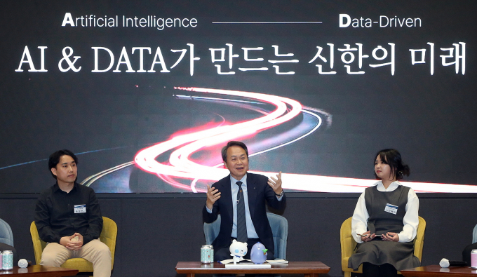 지난달 31일 서울 중구에 위치한 신한금융 본사에서 진옥동 회장과 AI, 데이터 담당 실무자이 함께 그룹의 디지털 전환을 논의하기 위한 'AD(AI Data) 캔미팅'을 진행한 모습. 이날 행사에 참석한 진옥동(가운데) 신한금융그룹 회장이 직원들과 함께 이야기를 나누는 모습./사진=신한금융