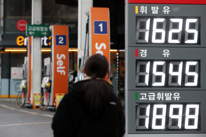  서울 시내의 한 주유소에 유가가 표시돼 있다./사진=뉴스1