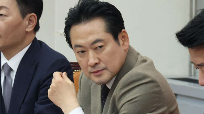 국민의힘 공천관리위원회가 16일 서울 여의도 국회 출근길에 취재진을 만나 현역의원 평가에서 컷오프(공천 배제) 대상과 경선득표율 감점 대상에 영남권 의원이 가장 많다고 밝혔다. 사진은 지난 7일 국회에서 열린 제22대 총선 종합광고홍보대행사 경쟁PT에서 장동혁 사무총장이 한동훈 비상대책위원장의 발언을 듣는모습. /사진=뉴스1