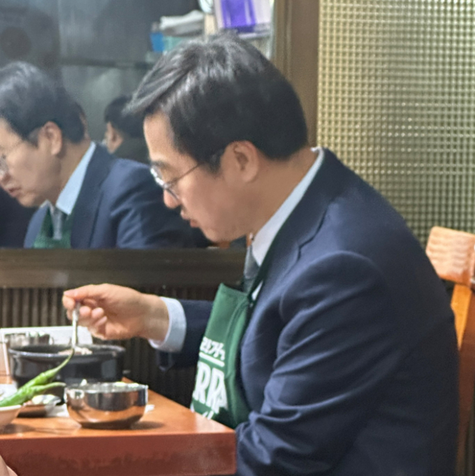 김동연 지사가 신입 은행원 시절 먹었던 설렁탕에서 점심을 먹으며 회상하고 있다. / 사진=김동연 경기도지사 인스타그램 캡처