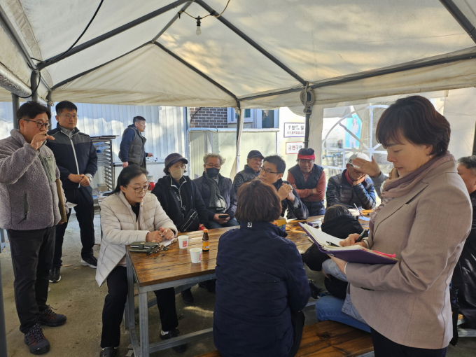 수원시 새빛민원실 베테랑팀장들이 광교산 기슭 하광교동 도시가스 배관공사 민원을 해결하고 있다. / 사진제공=수원특례시