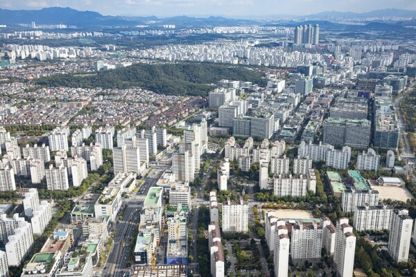 고양특례시(시장 이동환)는 16일 '1기 일산신도시 등 13개 지구단위계획구역 재정비 2차(안)'를 확정 고시했다고 밝혔다. 사진은 일산신도시 전경. / 사진제공=고양특례시