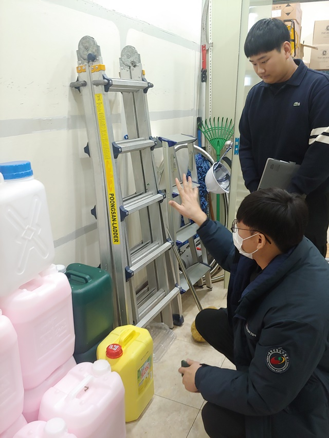 상주시 관계자들이 한방건강센터에서 보건관리 실태를 살피고 있다./사진제공=경북 상주시