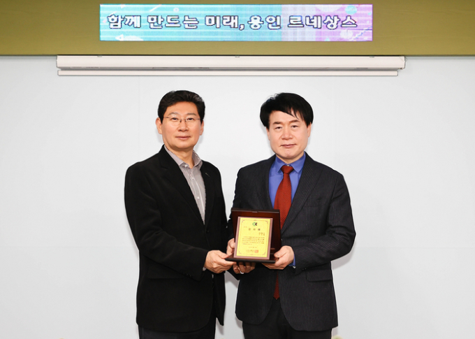이상일 용인시장(왼쪽)이 16일 용인운전면허시험장 정연철 단장(오른쪽)으로부터 도로교통공단 이사장 감사패를 받았다. / 사진제공=용인특례시