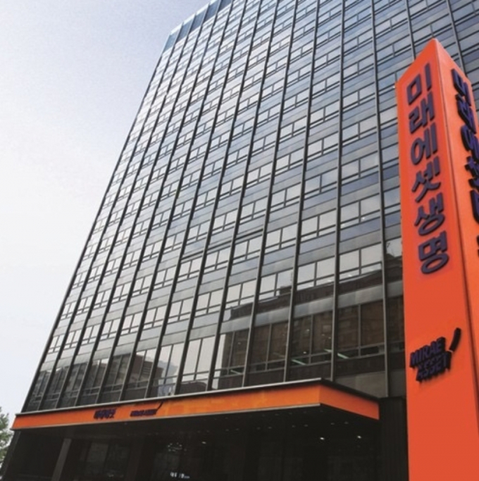 미래에셋생명이 황문규 상무를 신임 대표 후보로 추천했다. 황 상무가 대표를 맡을 경우 미래에셋생명 영업 부문은 황 상무가, 관리 부문은 김재식 부회장이 책임질 예정이다. 사진은 미래에셋생명 여의도 사옥./사진=미래에셋생명