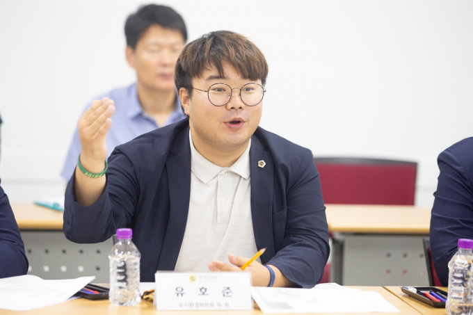 지난 15일 유호준(더불어민주당, 남양주6)의원이 국외출장연수정보시스에 등재된 경기도의회 사무처의 2023년 '의회사무처 공무국외출장 결과보고'를 공유하며 경기도의회 사무처의 공무국외출장이 의회 사무처의 업무 내용과는 무관한 외유성 일정으로 채워져있다고 지적하고 있다. / 사진제공=경기도의회