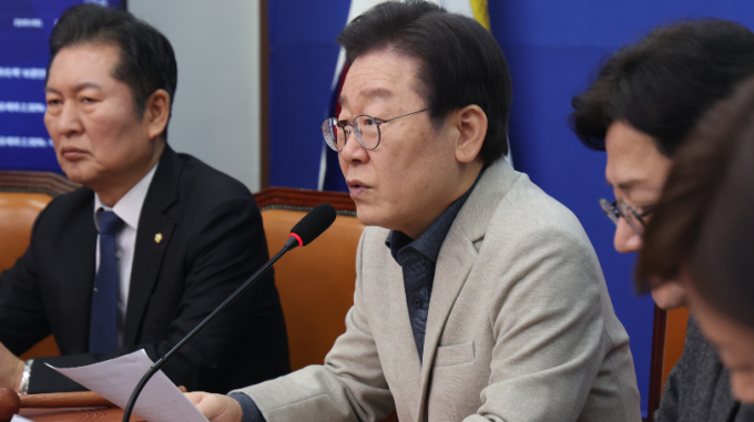 이재명 더불어민주당 대표가 16일 오전 서울 여의도 국회에서 열린 최고위원회의에서 윤석열 대통령의 순방 일정 연기에 대해 국가 안보 참사라고 비판했다. 사진은 이날 최고위원회의에서 발언하는 이 대표. /사진=뉴스1