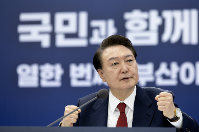 16일 발표된 여론조사 결과 윤석열 대통령 직무수행에 대한 긍정평가가 전주대비 4%포인트 올랐다. 사진은 윤 대통령이 지난 13일 부산시청에서 '부산이 활짝 여는 지방시대'를 주제로 열린 열한 번째 국민과 함께하는 민생토론회에서 발언하는 모습. /사진=뉴스1(대통령실 제공) 