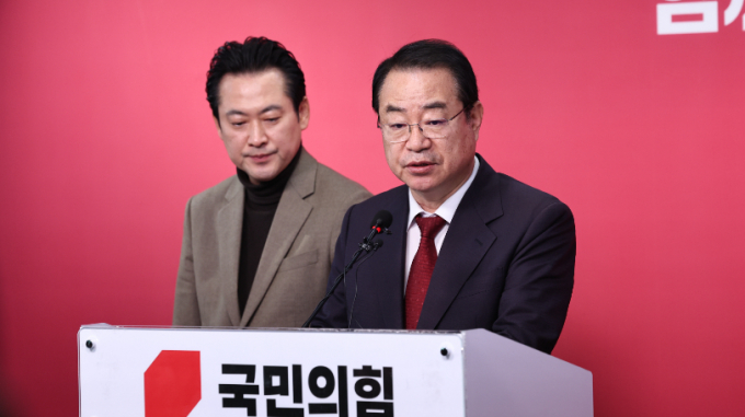 국민의힘 공천관리위원회가 16일 오전 서울 여의도 당사에서 총선 단수 후보자를 선정했다. 사진은 이날 중앙 당사에서 정영환 공천관리위원장(오른쪽)이 경기·충청·전남 단수공천을 발표하는 모습. /사진=뉴스1