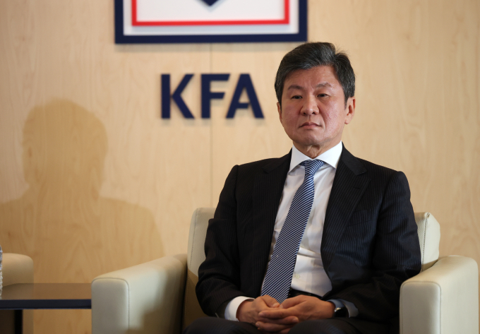 정몽규 대한축구협회(KFA) 회장이  위르겐 클린스만 축구 국가대표팀 감독의 경질 여부를 최종적으로 결정하는 긴급 임원회의에 참석했다. 사진은 16일 오전 서울 종로구 축구회관에서 열린 축구대표팀 사안 관련 임원회의에 참석한 정몽규 회장. /사진=뉴스1