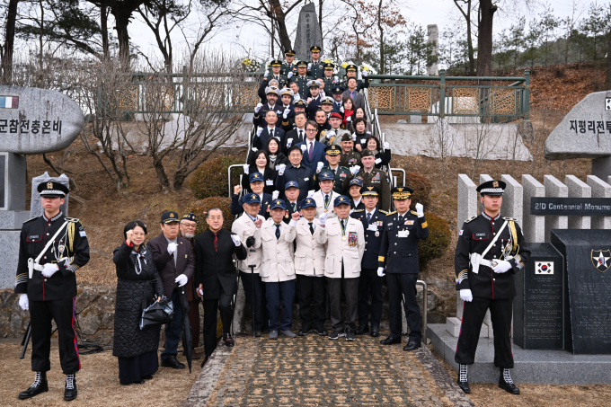 지평리 전투 전적비 앞에서 열린  ‘제73주년 지평리 전투 전승 기념행사' 단체. /사진제공=양평군