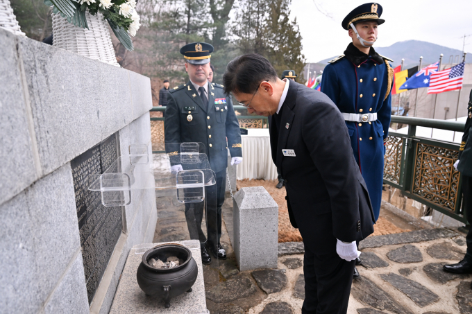 전진선 양평군수가 지평리전투 전전비에 헌화하고 묵념을 올리고 있다. /사진제공=양평군