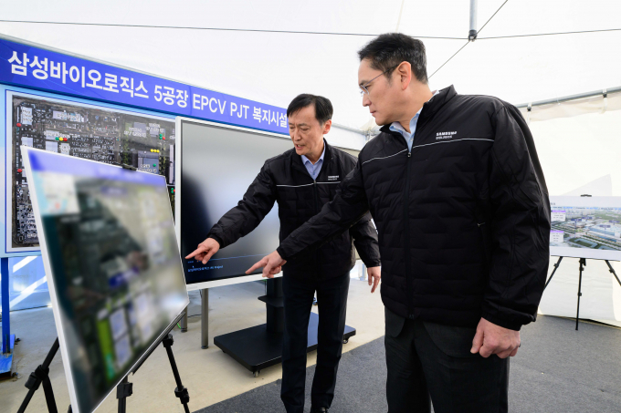 16일 삼성바이오로직스 인천사업장을 찾은 이재용 삼성전자 회장이 5공장 건설 현장에서 관계자 브리핑을 듣고 있다. / 사진=삼성전자