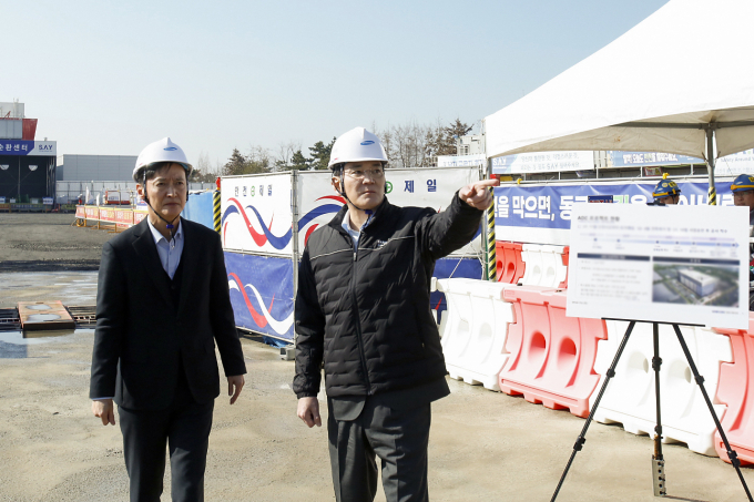 16일 삼성바이오로직스 인천사업장을 찾은 이재용 삼성전자 회장이 ADC(항체-약물 접합체) 제조시설 건설 현장을 살펴보고 있다. / 사진=삼성전자 