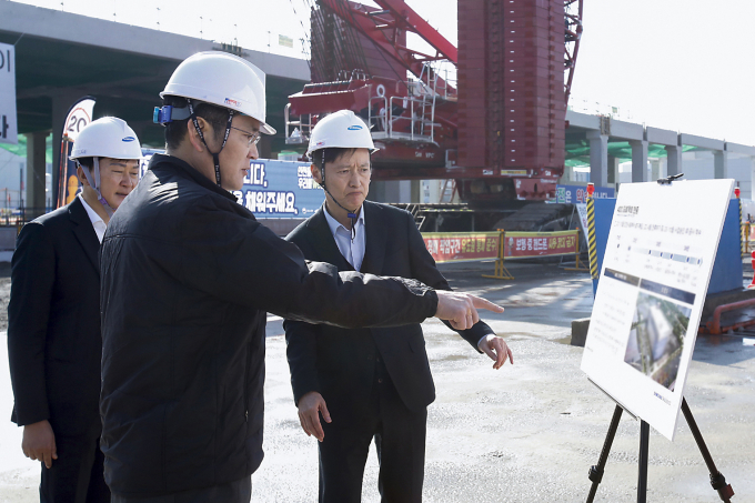 16일 삼성바이오로직스 인천사업장을 찾은 이재용 삼성전자 회장이 ADC(항체-약물 접합체) 제조시설 건설 현장에서 관계자 브리핑을 듣고 있다. / 사진=삼성전자
