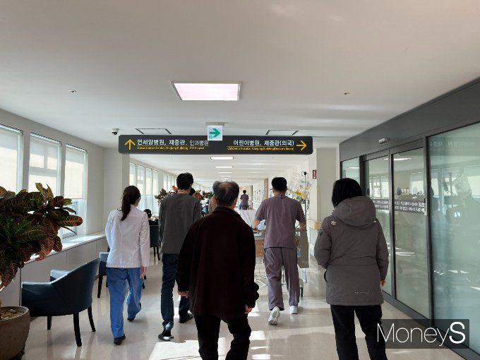 16일 오전 10시쯤 서울 서대문구 세브란스 병원 본관과 암병동을 잇는 통로에서 사람들이 이동하고 있다. /사진=박재이 기자