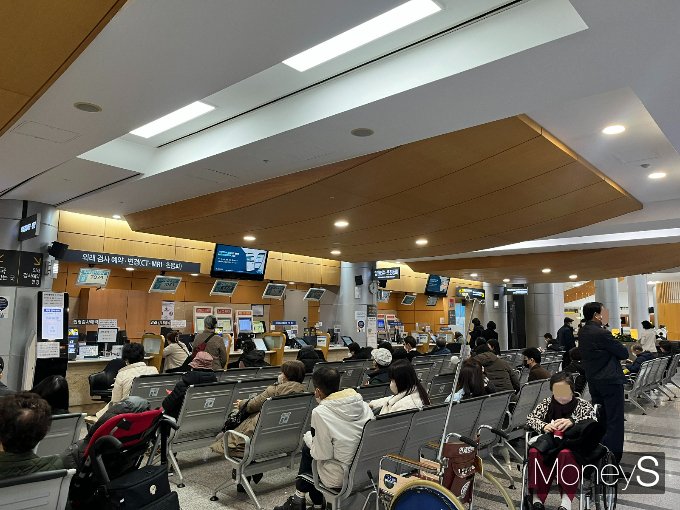 전공의들의 집단 사직 움직임에 환자들은 본인의 치료에 영향을 미칠까봐 불안을 호소하고 있다. 16일 오전 10시쯤 서울 서대문구 세브란스 병원의 외래 검사 예약 대기 공간이 사람들로 북적이고 있다. /사진=박재이 기자