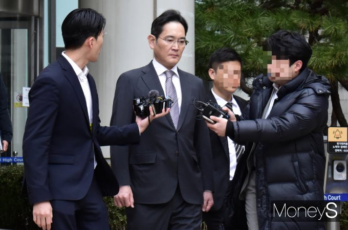 삼성물산·제일모직 부당합병 혐의와 관련한 1심에서 무죄를 선고받은 이재용 삼성전자 회장의 사법리스크가 주목된다. 사진은 지난 5일 1심 재판을 마치고 법정을 나서는 이 회장. /사진=임한별 기자