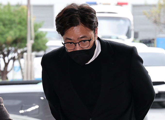 '중소돌의 기적'으로 주목받다 각종 송사로 얼룩졌던 걸그룹 피프티 피프티 사태의 핵심 더기버스 안성일 대표가 검찰에 불구속 송치됐다. 사진은 지난해 10월 피의자 조사를 받기 위해 서울 강남경찰서에 출석한 안성일 더기버스 대표. /사진=뉴스1