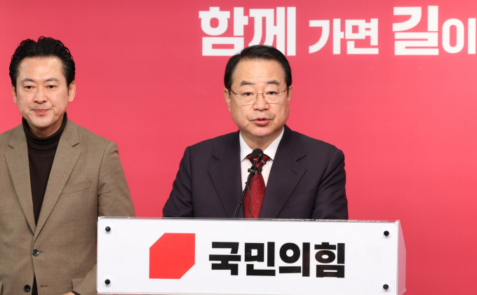 오는 17일 국민의힘은 대구·강원·울산·부산·기초단체장(경남 밀양시장) 공천 면접을 한 뒤 결과를 발표한다. 사진은 정영환 국민의힘 공천관리위원장(오른쪽)이 16일 서울 여의도 국민의힘 중앙당사에서 공천관리위원회 제8차 회의 결과를 발표하는 모습. /사진=뉴시스