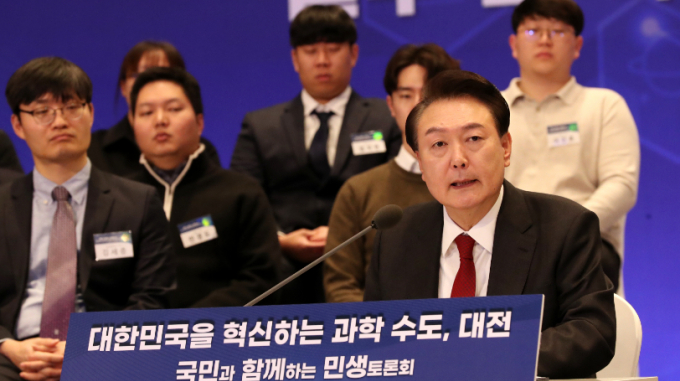 윤석열 대통령이 16일 오전 대전 유성구 ICC 호텔에서 '대한민국을 혁신하는 과학수도 대전'을 주제로 열두 번째 민생토론회에서 국가연구개발에 참여하는 모든 전일제 이공계 대학원생들에 대한 지원을 약속했다. 사진은 이날 민생토론회에서 모두발언하는 윤 대통령. /사진=뉴스1