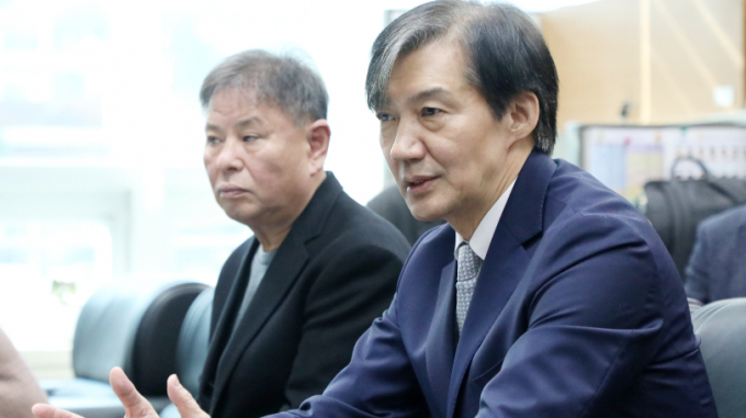 조국 전 법무부 장관이 16일 전북도의회 기자실에서 진행한 간담회에서 신당 창당을 선언한 이유에 대해 민주당과는 또다른 방식의 정당이 필요하다고 설명했다. 사진은 이날 기자실을 찾아 질의응답하는 조 전 장관. /사진=뉴스1