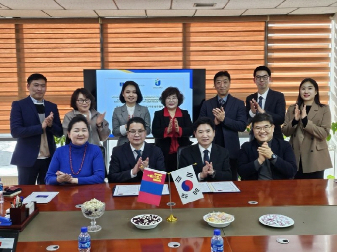 김대중 전남도교육감(사진 앞줄 오른쪽에서 두 번째)과 냠오치르 몽골 총교육청장(세 번째)이 16일 몽골 총교육청에서 해외 유학생 유치 등 교육교류를 위한 업무협약을 체결한 뒤 관계자들과 기념촬영을 하고 있다./사진=전남도교육청 