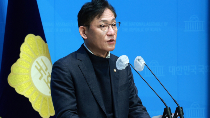 민주당 비례연합정당에 대한 관심이 높아지는 가운데 17일 저녁 7시 녹색정의당이 전국위원회를 열고 통합비례정당 참여 여부를 결정한다. 사진은 지난 14일 서울 여의도 국회 소통관에서 원내대표직 사임 의사를 표명한 배진교 녹색정의당 원내대표. /사진=뉴스1