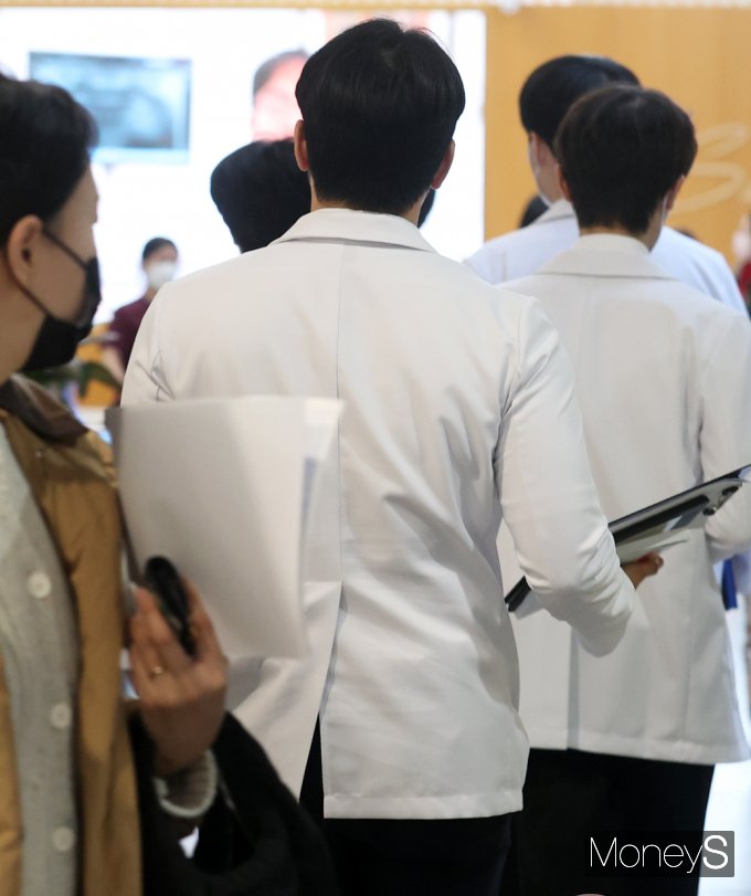 [머니S포토] 복지부 '집단행동 금지' 명령, 의사들 집단 사직