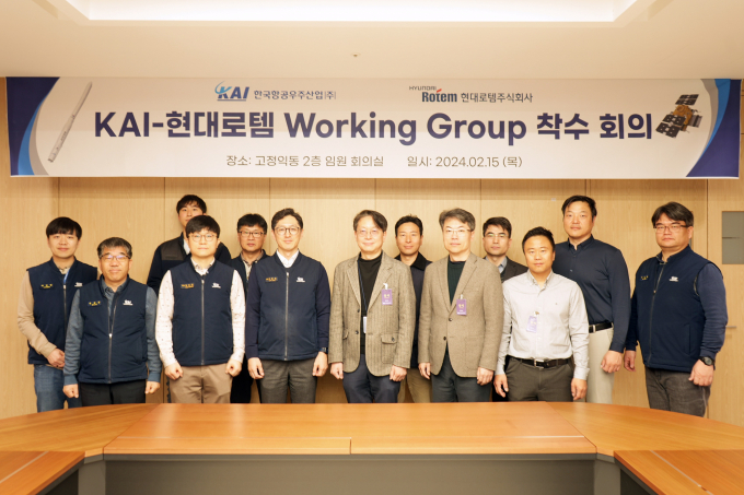 (가운데왼쪽) 이창한 KAI 우주사업연구실장, (가운데우측)남궁혁준 현대로템 유도무기개발실장) /사진=KAI
