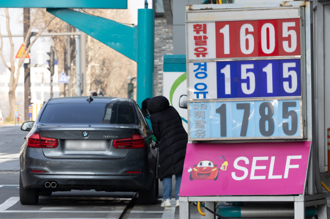 유류세 인하 조치가 2개월 연장된다. 사진은 서울 소재 주유소. /사진=뉴스1