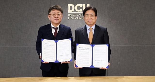 성한기 대구가톨릭대 총장(오른쪽)과 김대희 미래농업연구원장(왼쪽)이 스마트 농업 육성 및 발전을 위한 업무협약서를 들어보이고 있다./사진제공=대구가톨릭대학교