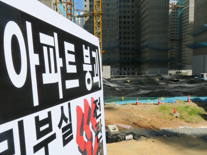 아파트 부실시공과 하자 문제가 잇따라 불거지며 입주자들의 불편을 초래하고 있다. 사진은 지난해 4월 지하주차장 붕괴 사고가 발생한 인천광역시 검단아파트 건설현장. /사진=뉴시스