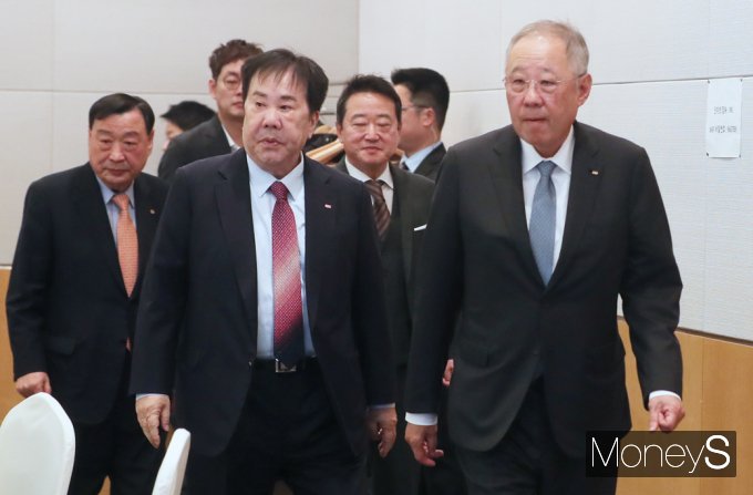 [머니S포토] 제63회 한경협 정기총회 입장하는 류진 회장