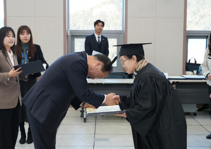 성인학습자에게 인증서를 수여하고 있는 하윤수 부산교육감(왼쪽)/사진=부산교육청