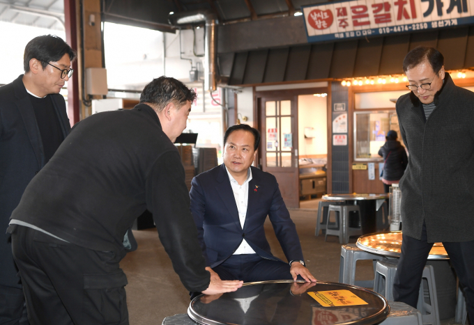 오산시(시장 이권재)가 지난 15일 오산 대표 먹거리 발굴과 구도심 상권 살리기를 위한 벤치마킹을 위해 충남 예산군 더본외식산업개발원과 예산시장을 방문했다. / 사진제공=오산시