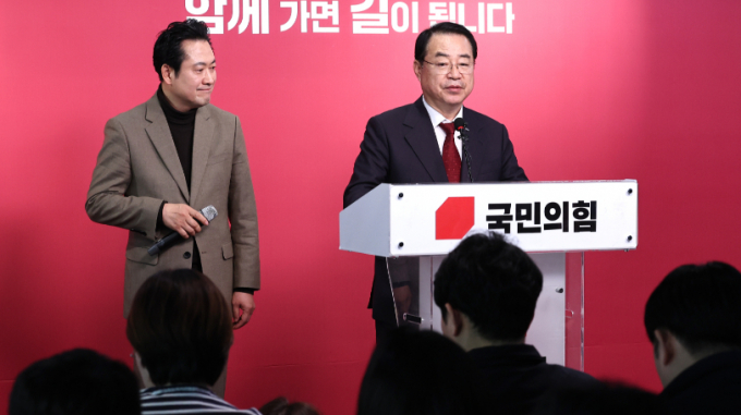 국민의힘이 16일 서울 여의도 중앙당사에서 브리핑을 열고 4·10 총선 주요 경선 지역 22곳의 공천 명단을 발표했다. 사진은 이날 중앙당사에서 경기·충청·전남지역 단수공천 명단을 발표하는 정영환 공천관리위원장. /사진=뉴스1