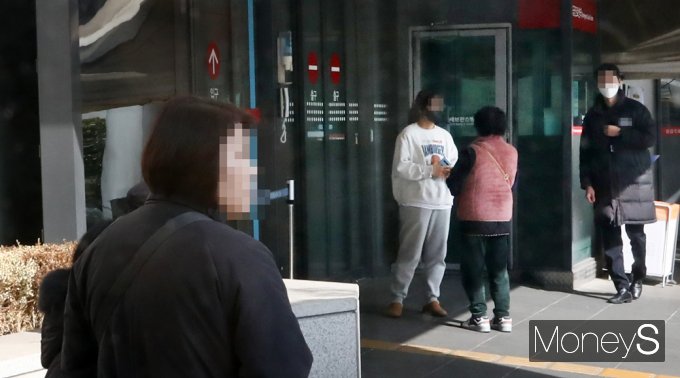 일반 시민들은 반발하는 의사들을 향해 "밥그릇 지키기"라고 비판하고 있다. 16일 한 대형병원 응급실 앞에서 환자 보호자들이 대화하고 있다. /사진=임한별 기자