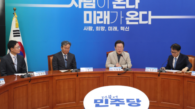 16일 더불어민주당이 총선을 54일 앞두고 서울 여의도 국회에서 손명수 전 국토교통부 차관, 김준환 전 국가정보원 차장, 임광현 전 국세청 차장 등 관료 출신 3명을 영입했다고 밝혔다. 사진은 왼쪽부터 민주당 인재환영식에 참석한 임 전 차장, 손 전 차관, 이재명 대표, 김 전 차장. /사진=뉴스1