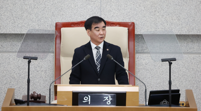 염종현 경기도의회 의장이 16일 2024년 첫 회기에 돌입하며 지방의회 최초의 '서울사무소', '의정연구센터' 설치 등의 새로운 시도를 통해 지방의회의 더 큰 가능성을 열어가겠다는 의지를 피력했다. / 사진제공=경기도의회