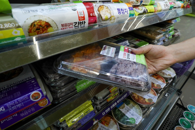 젊은 층을 중심으로 점심시간에 편의점 도시락이 인기를 끌고 있다. 서울 강남구 CU 편의점에서 도시락을 구매하는 시민. /사진=뉴스1 안은나 기자