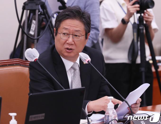 황희 더불어민주당 의원이 9일 오후 서울 여의도 국회에서 열린 외교통일위원회 전체회의에서 질의를 하고 있다. 2023.5.9/뉴스1 ⓒ News1 송원영 기자