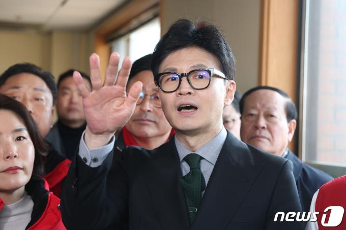 한동훈 국민의힘 비상대책위원장이 16일 오후 경기도 의정부시 반환 미군기지 캠프 레드클라우드에서 주한미군 2사단이 사단사령부 건물로 사용했던 프리맨홀을 둘러보며 대화를 나누고 있다. (공동취재) 2024.2.16/뉴스1 ⓒ News1 구윤성 기자
