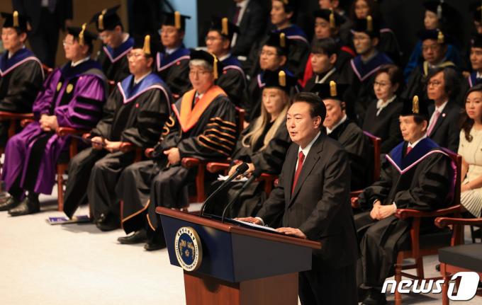 윤석열 대통령이 16일 대전 유성구 한국과학기술원(KAIST)에서 열린 2024년 학위수여식에서 축사를 하고 있다. (대통령실 제공) 2024.2.16/뉴스1 ⓒ News1 오대일 기자