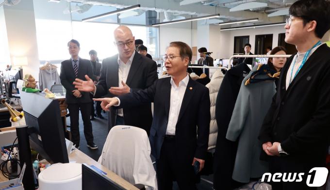 [사진] 유연근무 우수 사업장 현장 찾은 이정식 노동부 장관