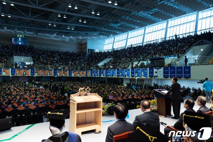 윤석열 대통령이 16일 대전 유성구 한국과학기술원(KAIST)에서 열린 2024년 학위수여식에서 참석자들과 악수하고 있다. (대통령실 제공) 2024.2.16/뉴스1 ⓒ News1 오대일 기자