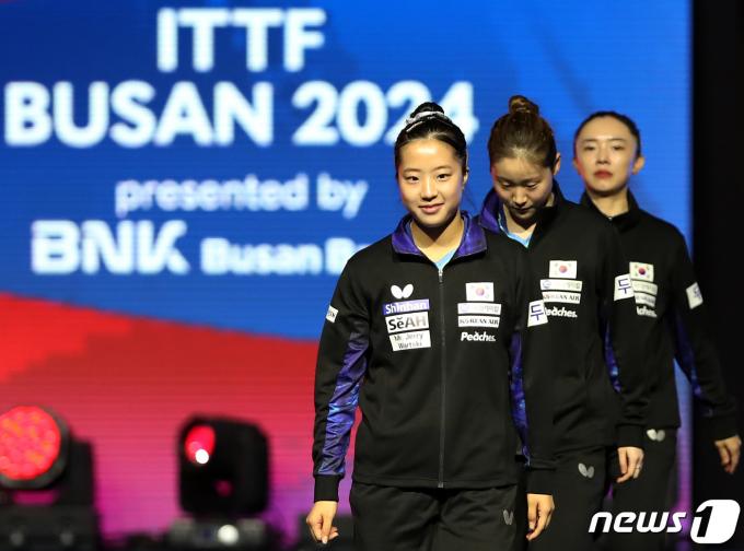 신유빈, 이시온, 전지희가 16일 오후 부산 해운대구 벡스코에서 열린 BNK부산은행 2024 부산세계탁구선수권대회 여자 단체전 조별예선 한국과 이탈리아의 경기에 앞서 입장하고 있다. 2024.2.16/뉴스1 ⓒ News1 윤일지 기자